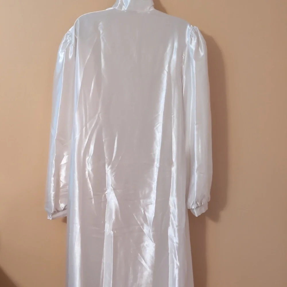 Elegant White Satin Nightgown - Picture 3 of 11